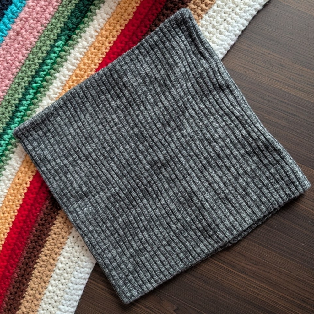 Aritzia Ribbed Neck Warmee